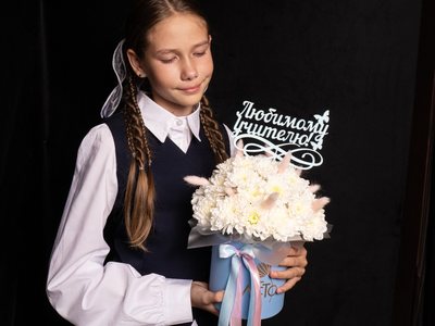 Букет «Бокс с хризантемами учителю» — доставка цветов в Шемонаихе
