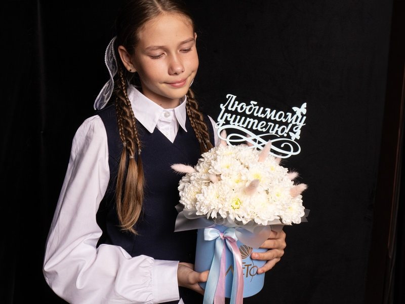 Букет «Бокс с хризантемами учителю» — доставка цветов в Шемонаихе