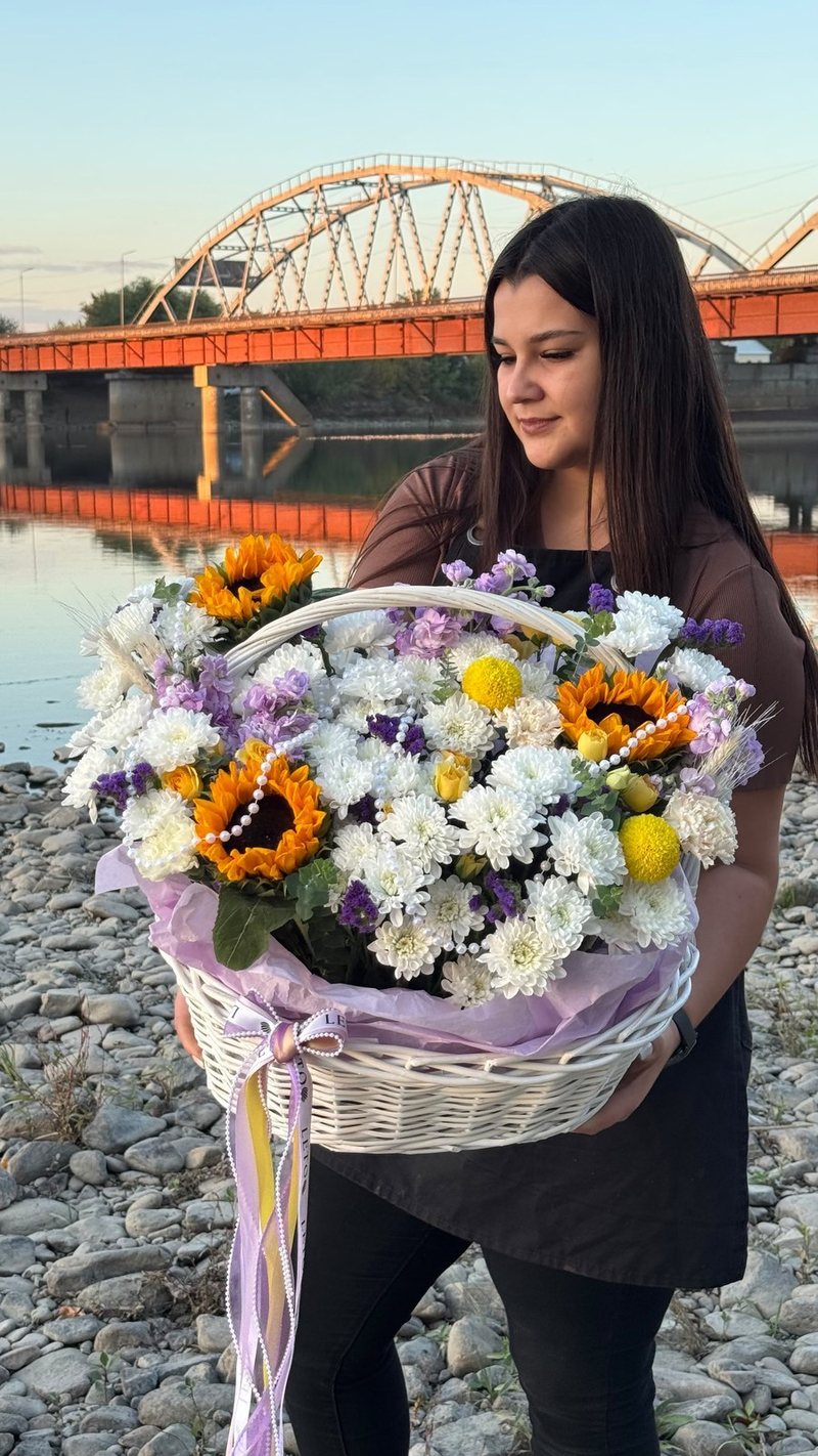 Букет «Композиция в корзине с хризантемой, подсолнухом и гвоздикой» — доставка цветов в Шемонаихе