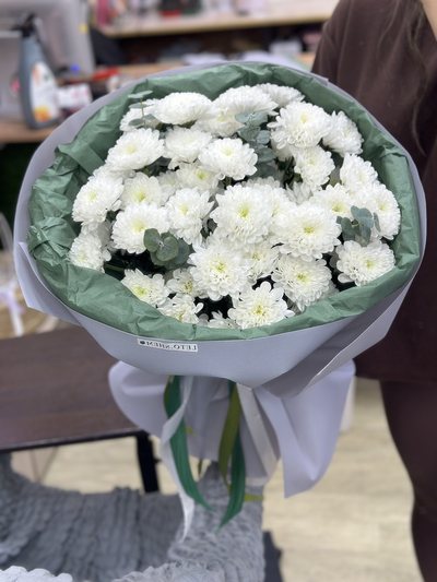 Букет «Хризантема с альстромерией и эвкалиптом» — доставка цветов в Шемонаихе