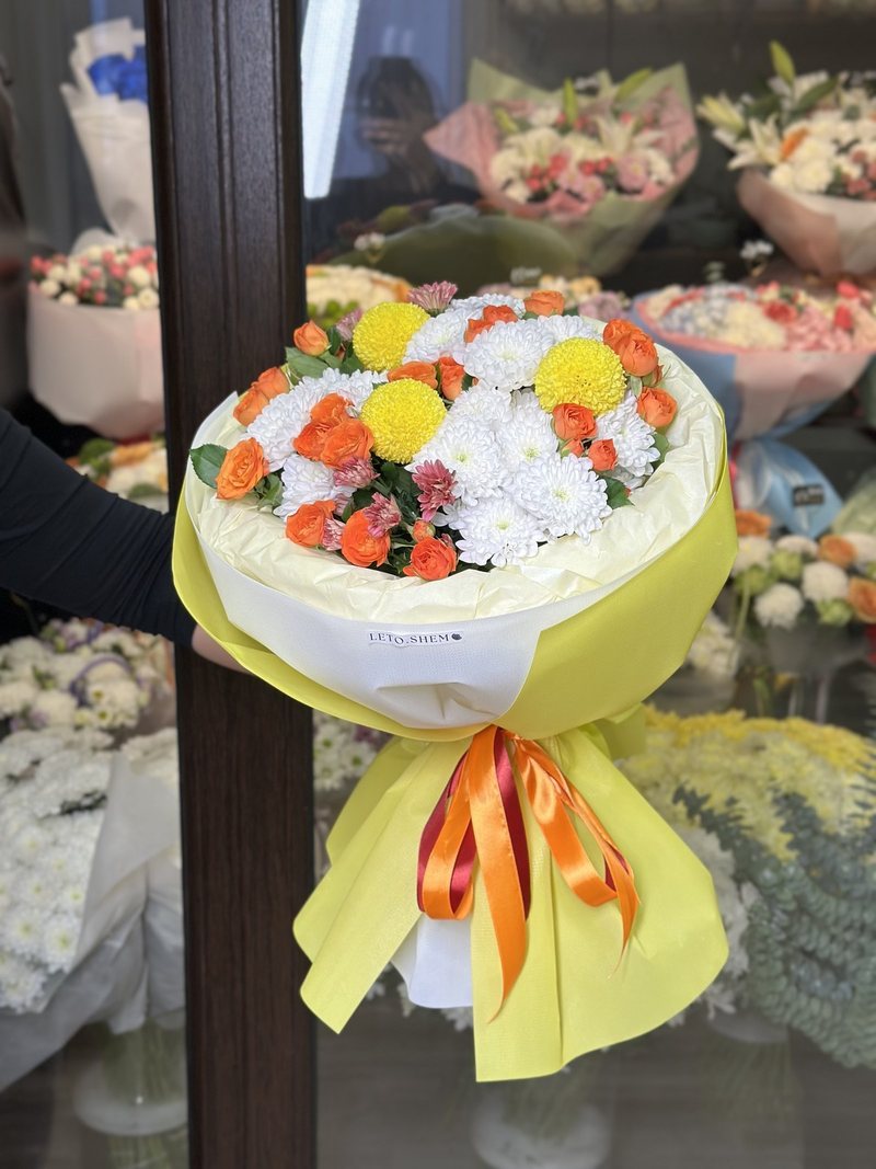 Букет «Хризантема с кустовой розой и ромашкой» — доставка цветов в Шемонаихе