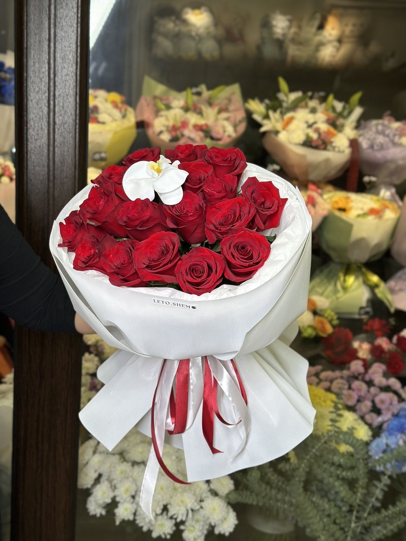 Букет «Красные розы с орхидеей» — доставка цветов в Шемонаихе